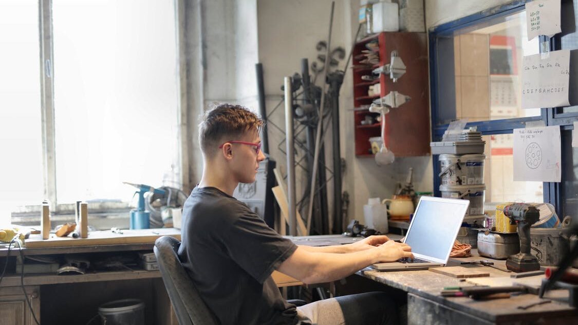 لماذا من المهم تطوير مهاراتك القيادية في مجال العمل