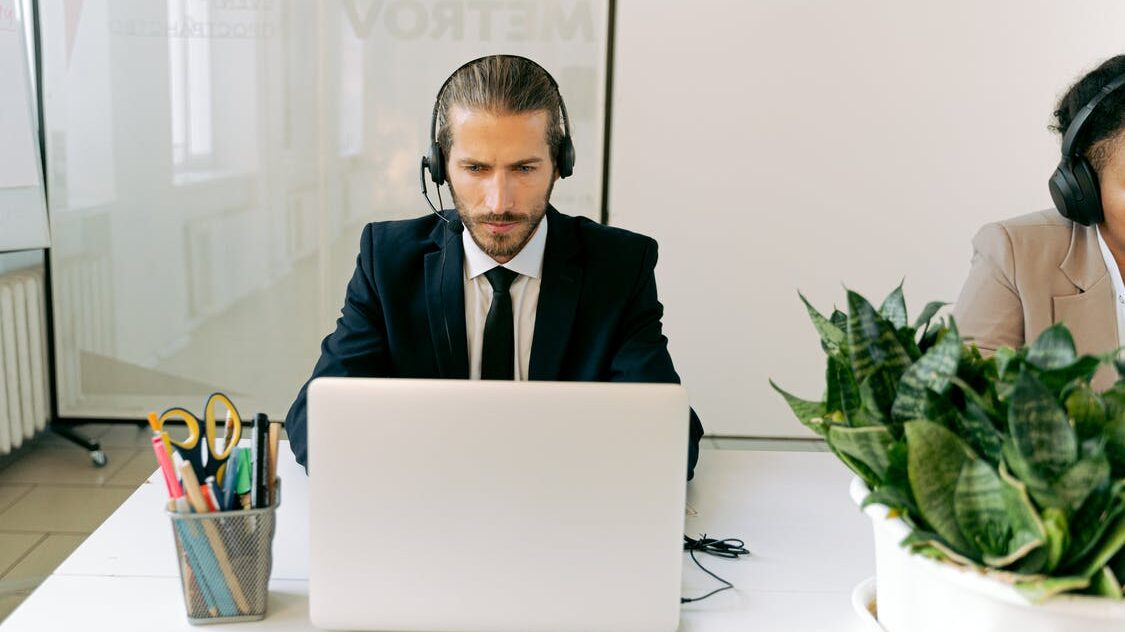 تطوير مهارات الإنصات والاستماع مع القدرة على التركيز