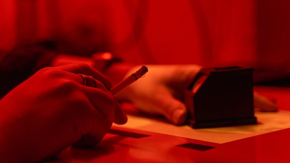 شغوف • تدخين السجائر تدخين السجائر