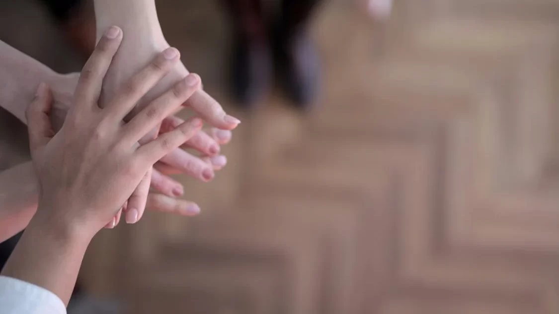 شغوف • أفضل العادات لتصبح شخصًا ودودُا وخدومًا مع الآخرين أفضل العادات لتصبح شخصًا ودودُا وخدومًا مع الآخرين