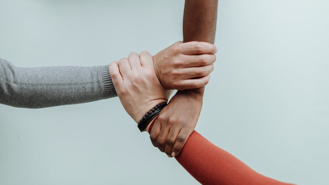 طرق تحسين علاقاتك مع زملائك في العمل