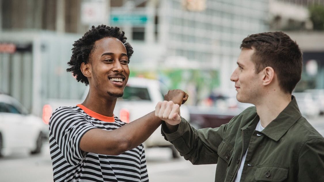 شغوف • أفضل العادات لتصبح شخصًا ودودُا وخدومًا مع الآخرين أفضل العادات لتصبح شخصًا ودودُا وخدومًا مع الآخرين