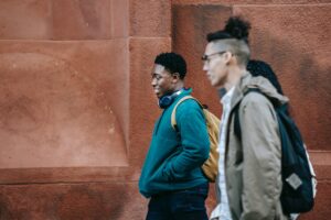 استراتيجيات لبناء علاقات أفضل بين المعلم والطالب