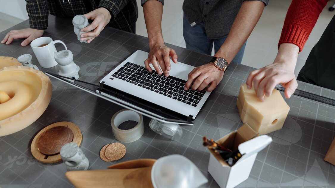 طرق تحسين علاقاتك مع زملائك في العمل