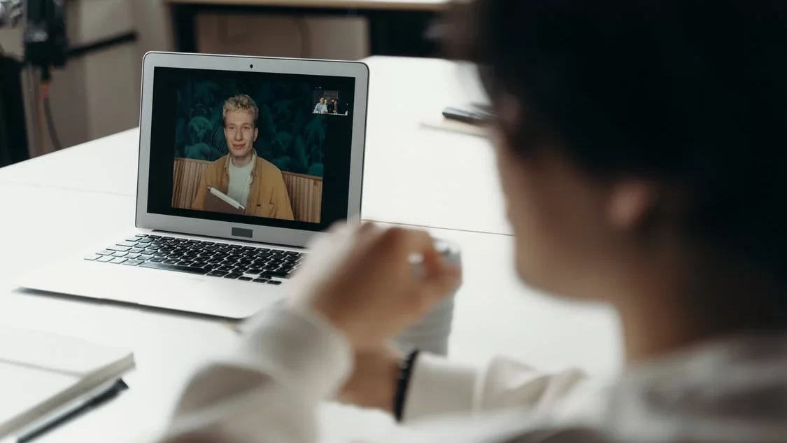 طرق تحسين العلاقات بين المديرين والموظفين