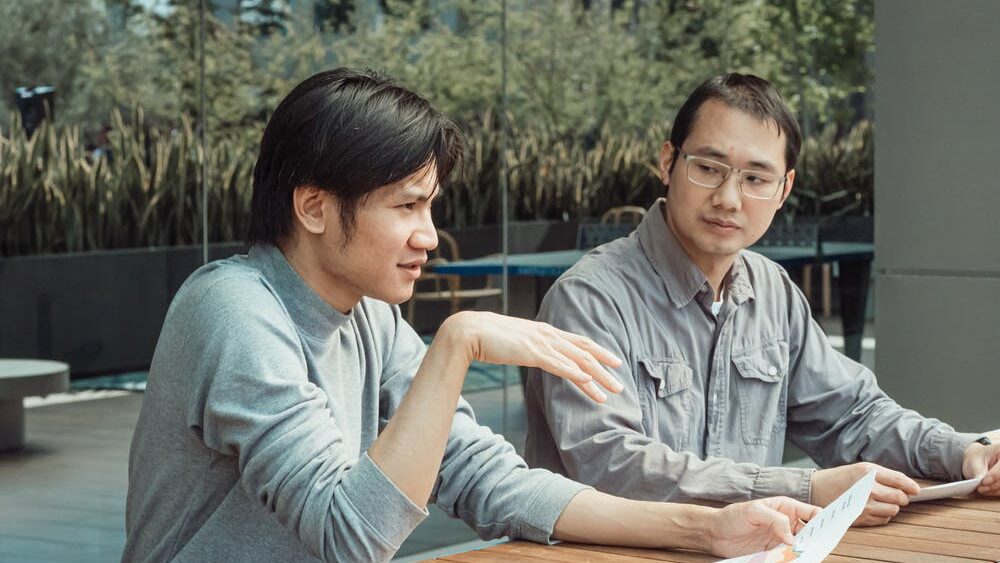 طرق تحسين العلاقات بين المديرين والموظفين